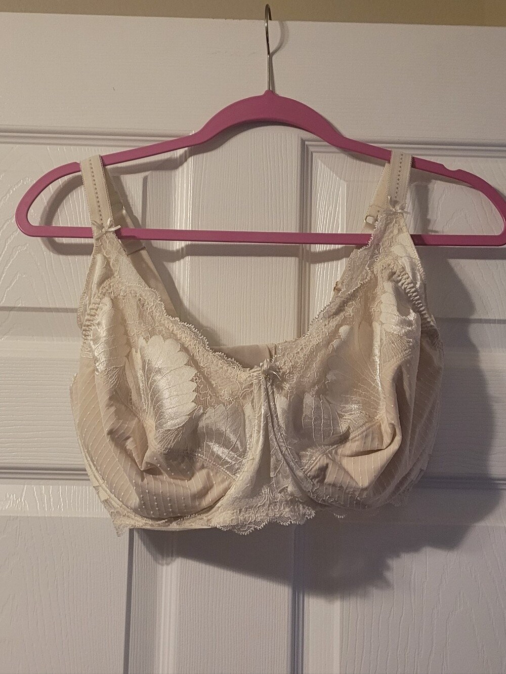 Elegant Cream Lace Underwire Bra with Supportive Cups